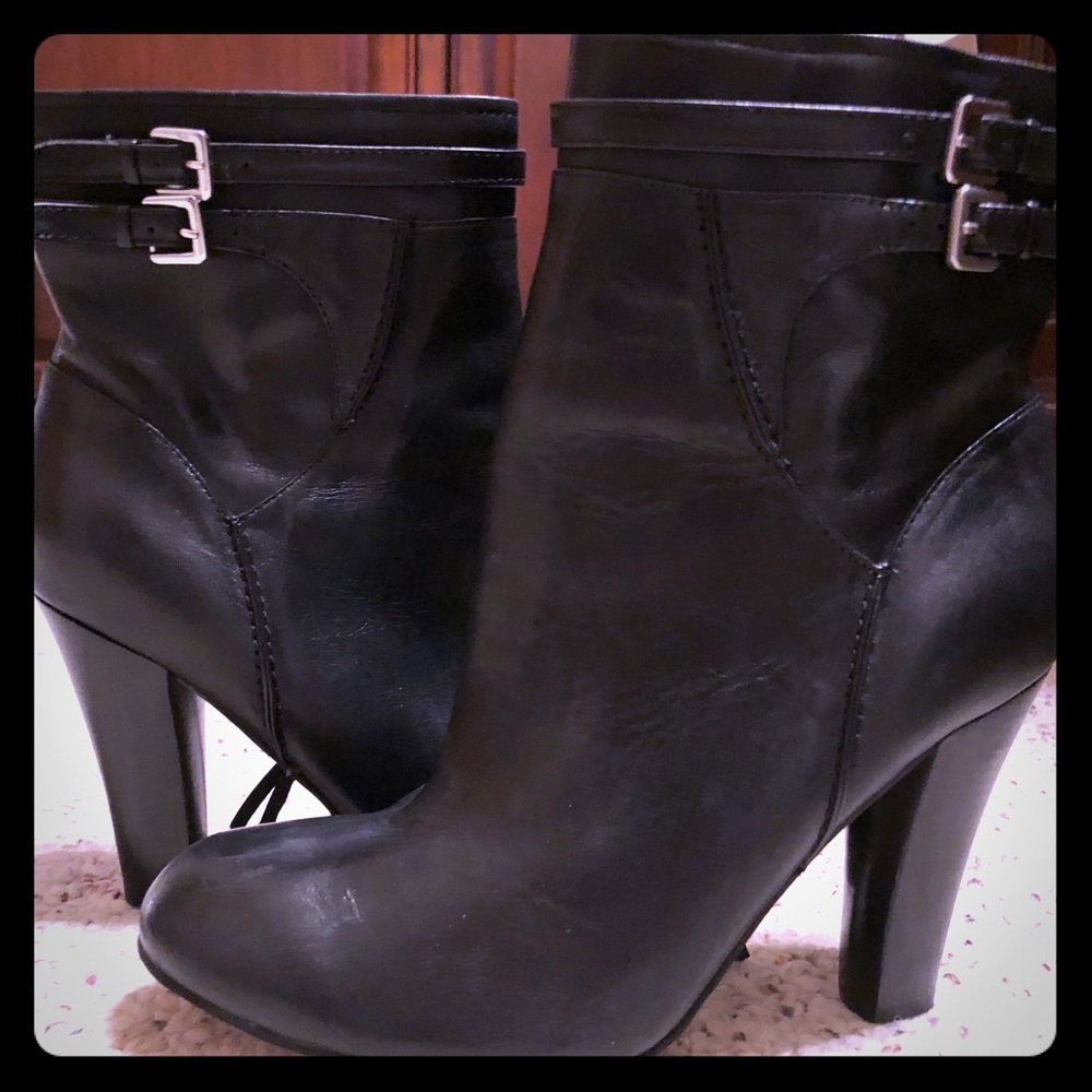 Black booties size 8. EUC